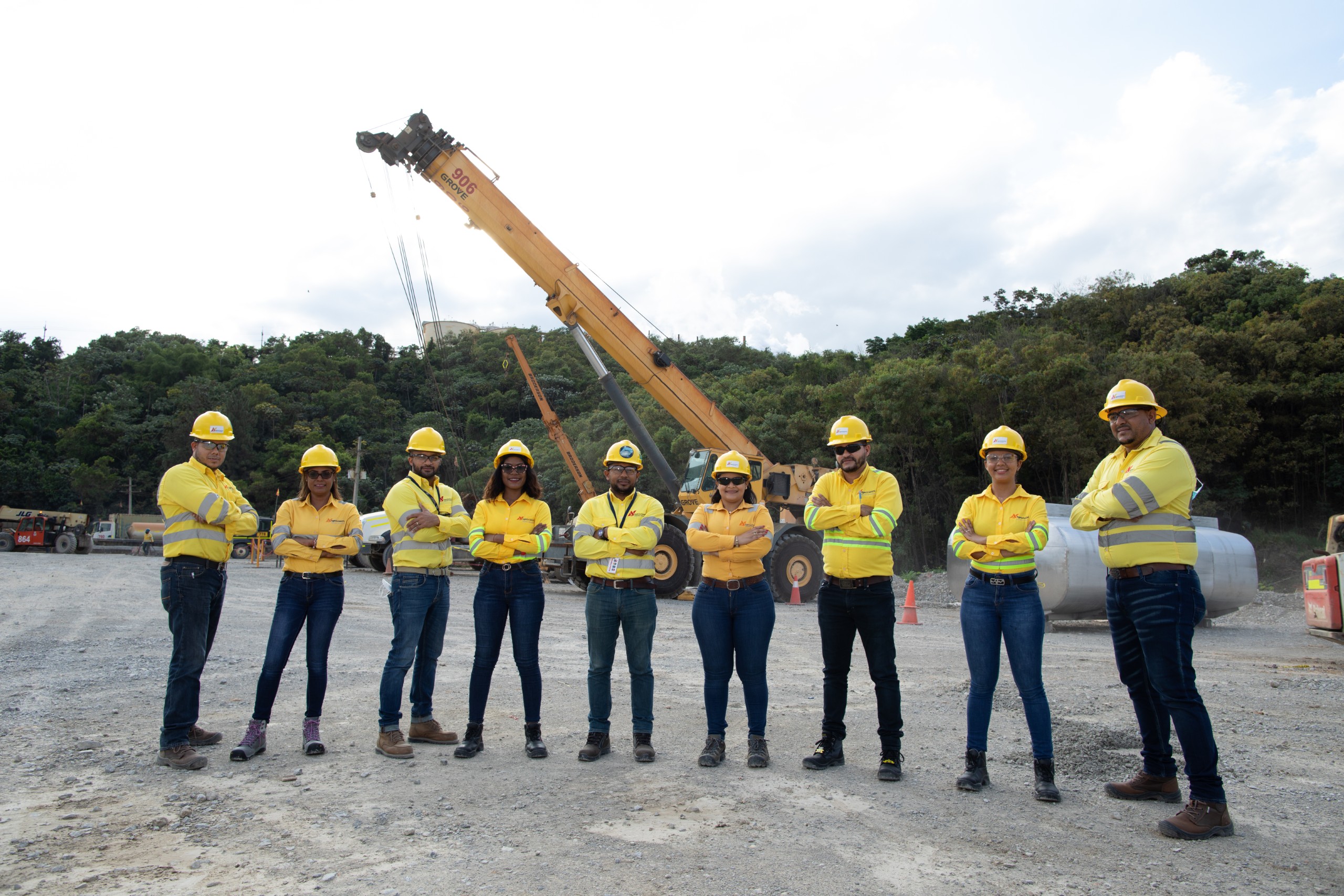Equipo Navarro en operación de izaje con grúa
