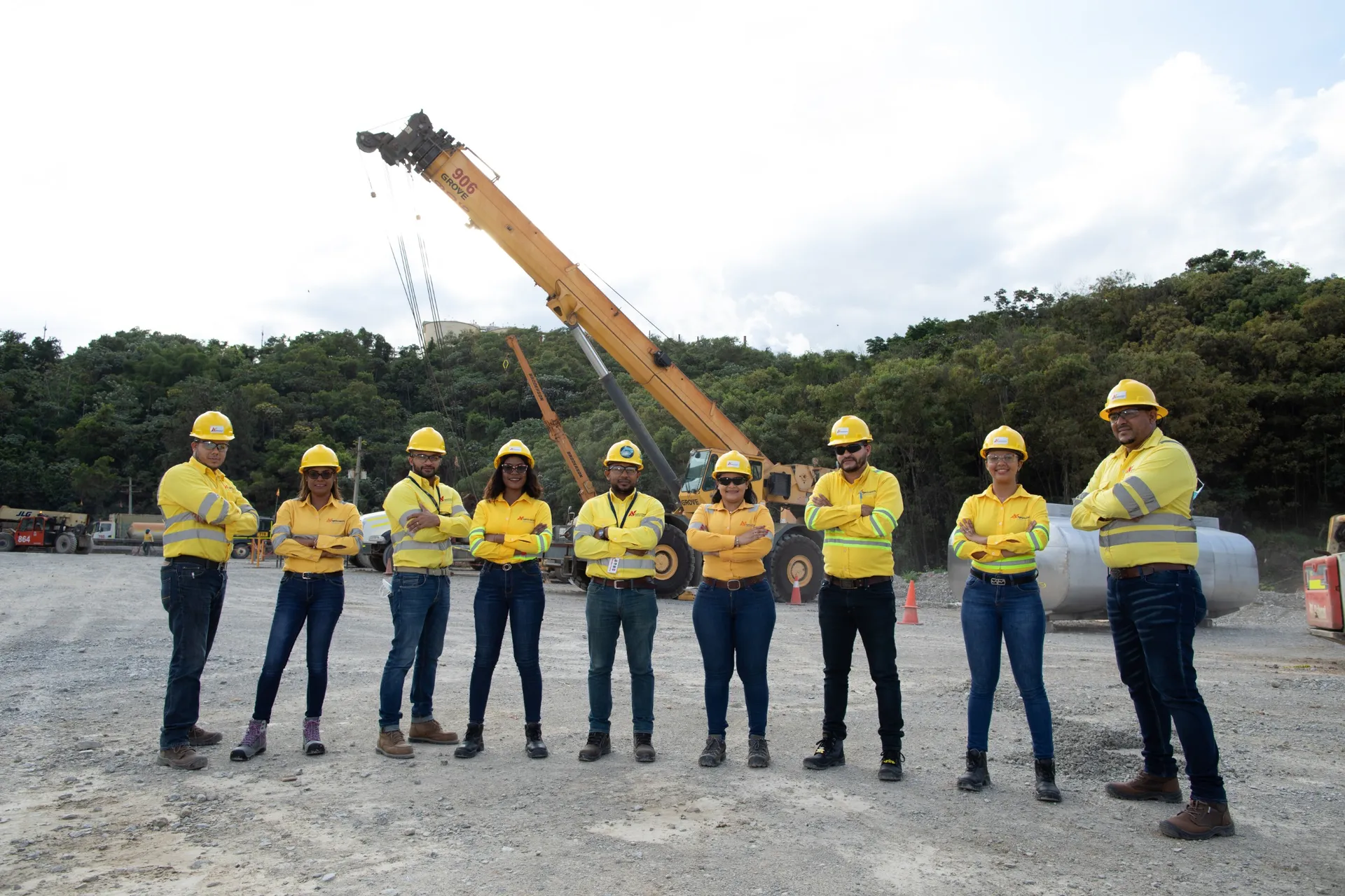 Equipo Navarro en operación de izaje con grúa